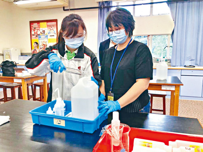 明愛聖若瑟中學邀請部分特教生偕家長返校，參與製作酒精搓手液，協助他們為復課調適心理。