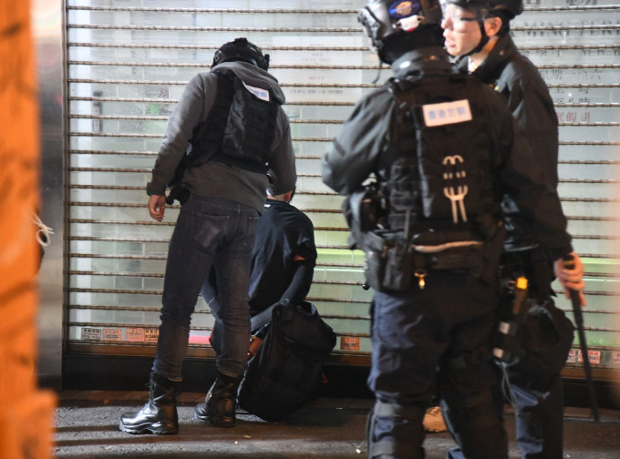 警方昨晚于港岛共拘105人。资料图片