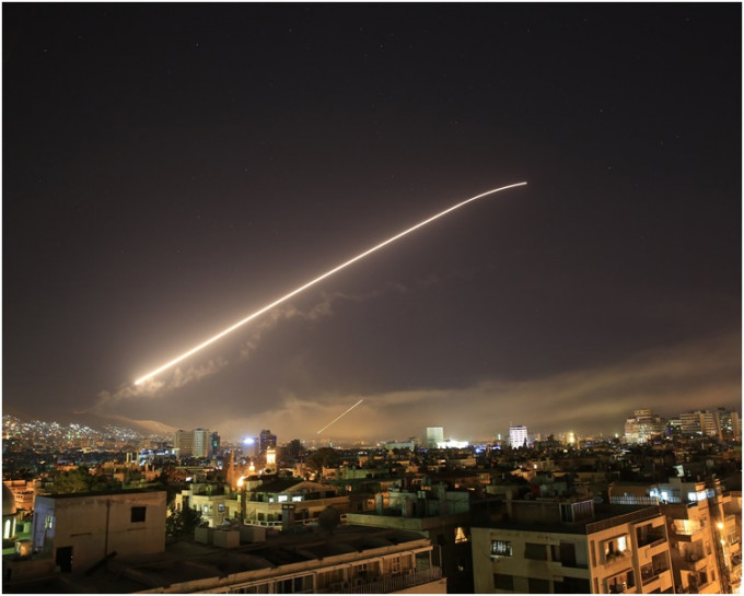 美英法三国联手向叙利亚发动超过一百次猛烈轰炸。 AP