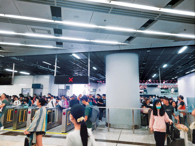 重阳节假期，高铁成为主要交通工具之一，回港市民亦乘搭高铁，人头涌涌。