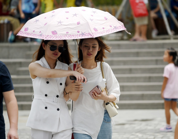 本港方面，预料今日大致多云，部分时间有阳光，有几阵骤雨。