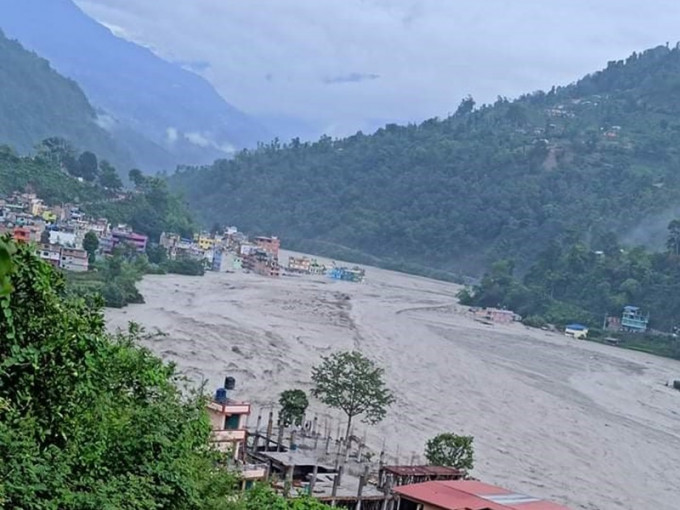 暴雨令河水暴涨多个地区水浸。图:尼泊尔红十字会