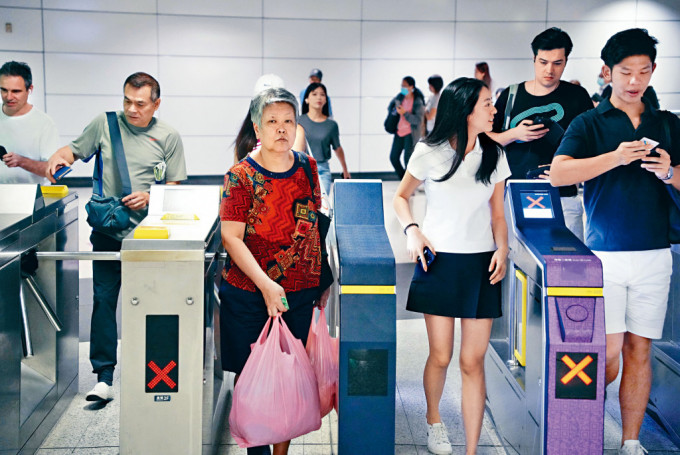 港鐵將增加違規罰款金額，打擊違法使用搭車優惠。