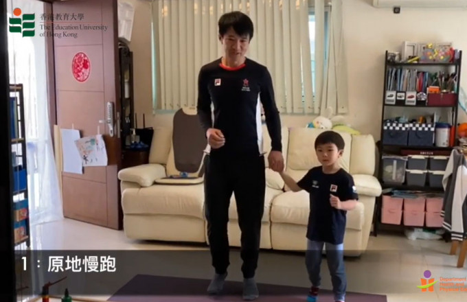 黃金寶與仔仔跳健體操。 HKPEA影片截圖