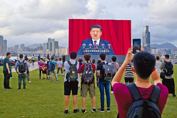 ■添馬公園舉行「賀建黨百年 慶香港回歸」活動，在場人士透過戶外大屏幕觀看習近平主席發表重要講話。