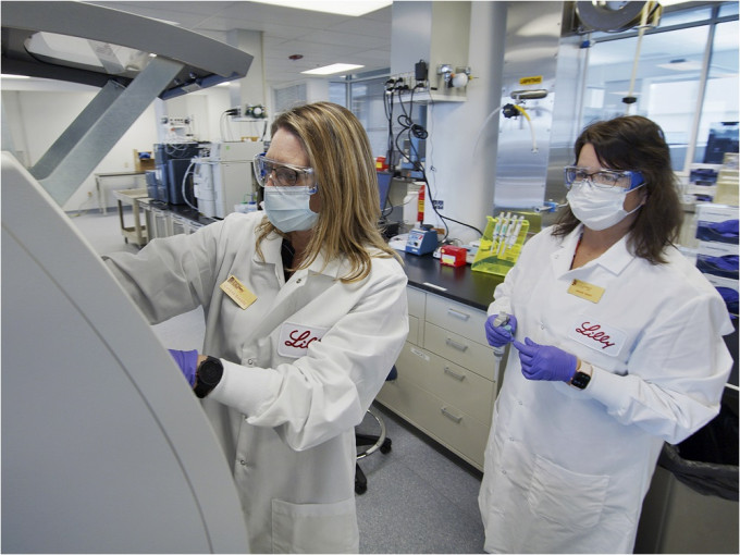 美国药厂礼来（Eli Lilly）宣布暂停新冠病毒抗体疗法的第三阶段临床试验。AP图片