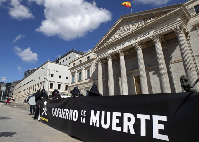 西班牙国会表决过安乐死合法化，有反对议案示威者集会。AP图