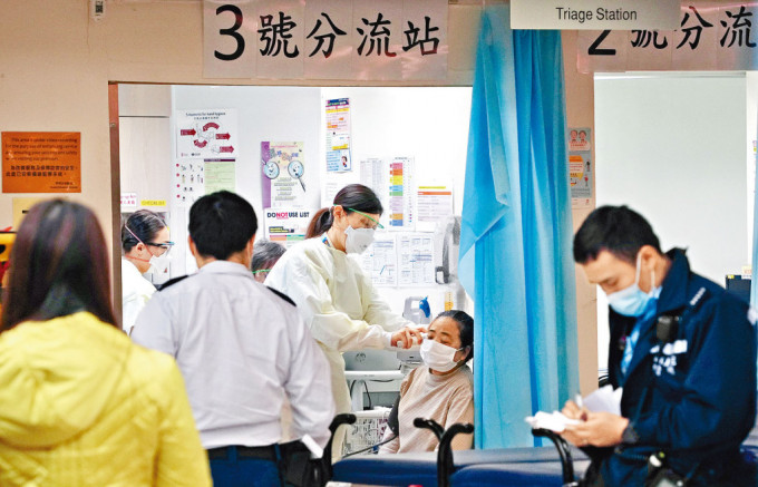 確診數字雖告回落，但急症室仍不乏求醫市民。