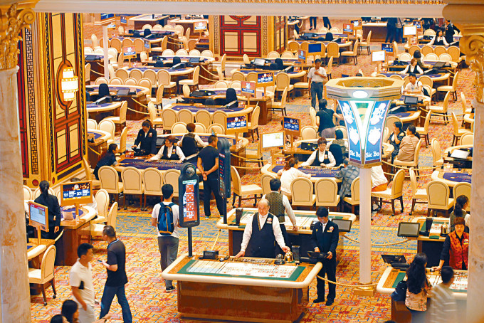 业界人士认为，随着澳门即将修改赌牌制度，贵宾厅将会持续萎缩，料赌场会加速发展中场。