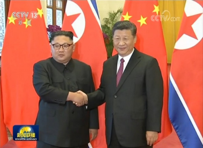 国家主席习近平（右）支持北韩经济发展。央视图片