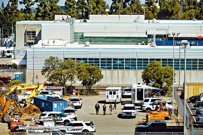 ■執法人員抵達聖何塞槍殺案的輕鐵車廠現場。