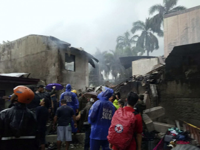菲律宾吕宋岛有小型飞机坠毁，九人死亡、两人受伤。AP