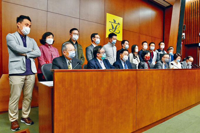 廖長江（前排左五）表示，相信選舉制度會有改變。