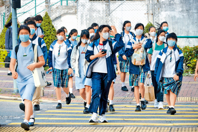 蔡若莲表示，学龄人口下降是结构性问题，教育局一直与办学团体及早商讨，强调不会主动「杀校」。