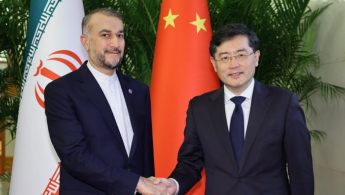 秦剛在北京與到訪的阿卜杜拉希揚舉行會談。外交部