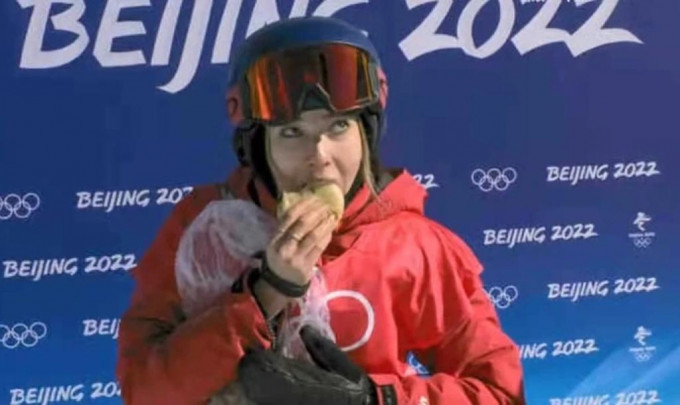 谷爱淩在冬奥比赛镜头前吃著馅饼。