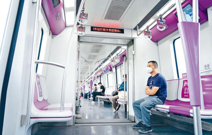 北京地鐵內人流不多。