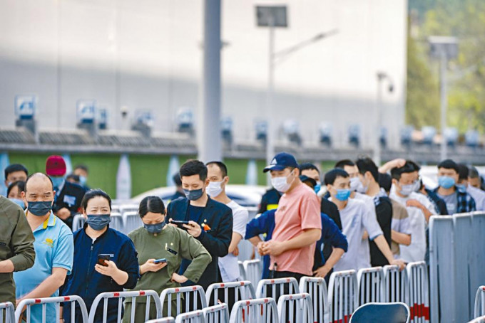 北京民众昨天排队接受新冠病毒检测。