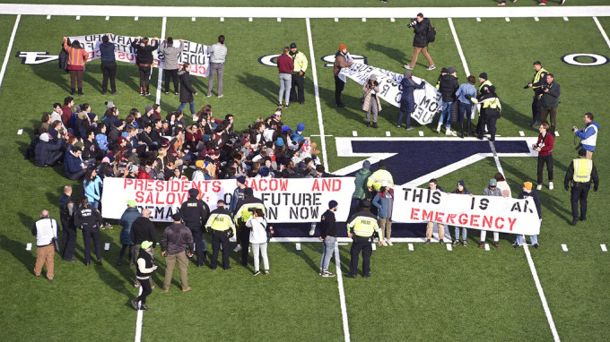 耶魯哈佛球賽，示威者衝入球場抗議。AP