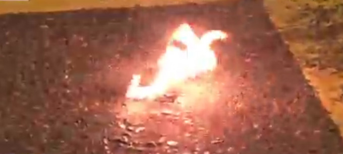 灣仔警總外示威者多次投擲燃燒彈。NOWTV