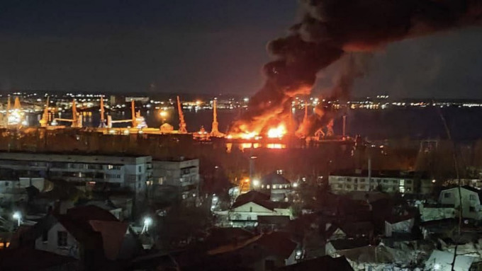 烏克蘭擊中黑海登陸艦「新切爾卡斯克號」。