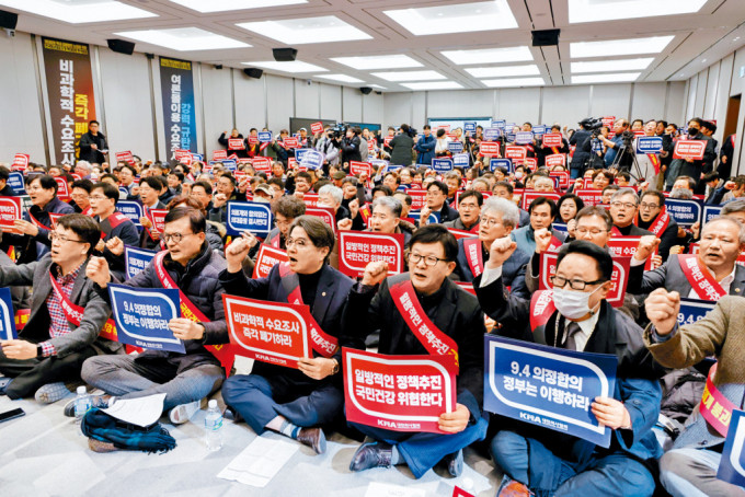 南韩医生周日赴总统府示威前开会喊口号。