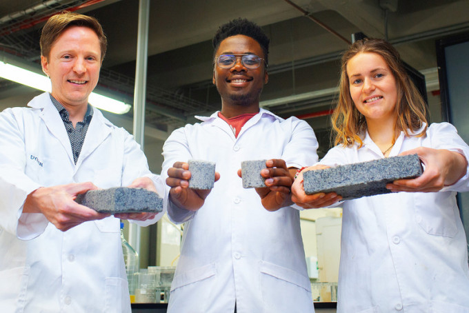 南非开普敦大学师生成功将人类尿液制造出砖头。网图