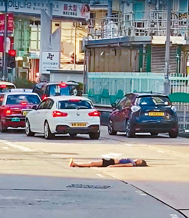 女子躺臥荔枝角馬路中，險象環生。