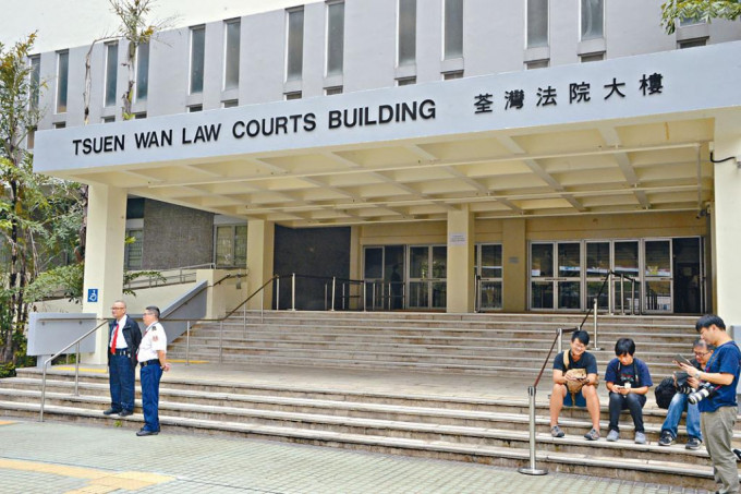 潛逃內地二十八年的前工地總管，昨於荃灣法院大樓提訊。