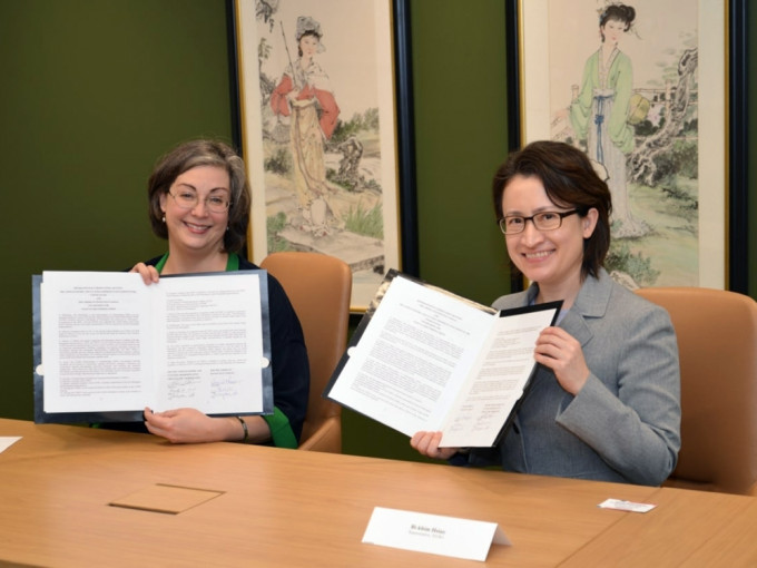 美國在台協會執行理事藍鶯（左）與蕭美琴簽署備忘錄。台灣駐美代表處圖片