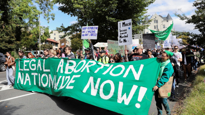 美国各地有群众上街参加示威，抗议最高法院撤消妇女的合法堕胎权利。路透社图片