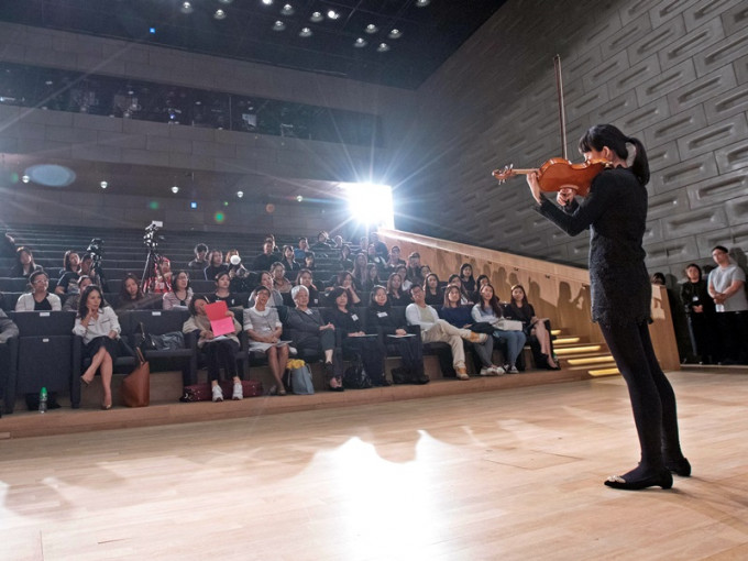视障小提琴艺术家丁怡杰即席演出一段乐曲。