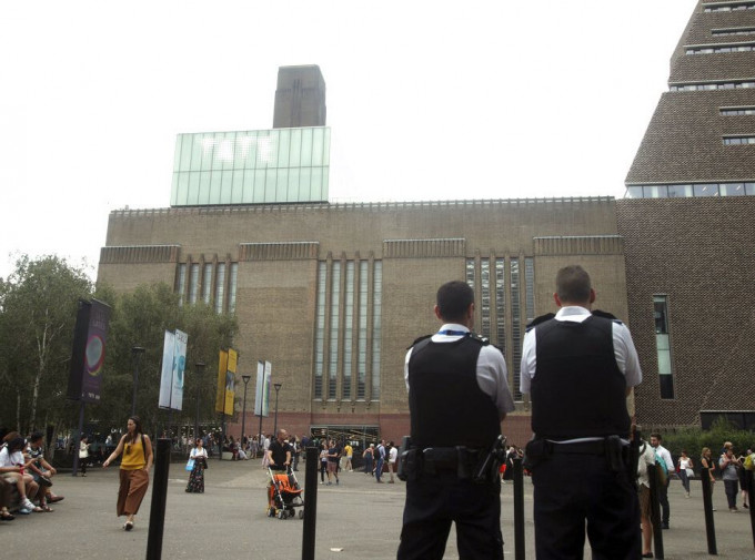 伦敦泰特现代美术馆日前发生男童被抛落楼重伤的事件。AP