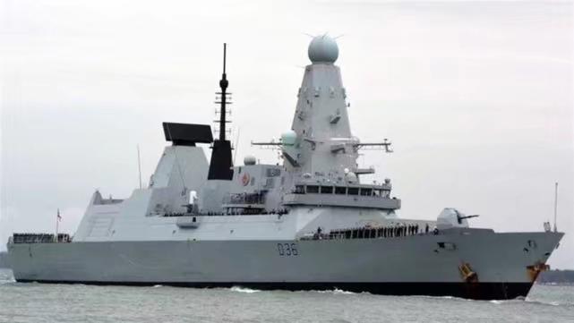 英國軍艦「保衛者」號通過俄羅斯黑海水域。