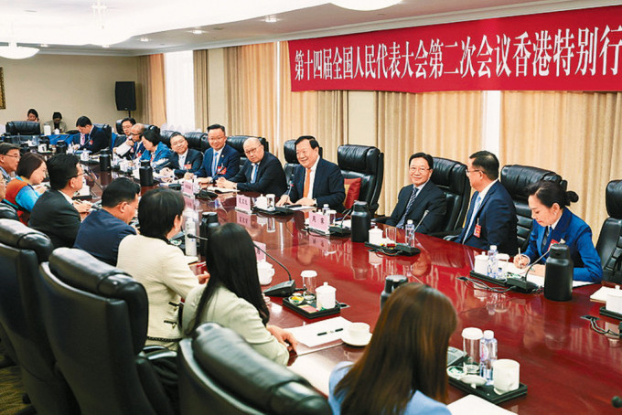 夏寶龍看望香港特別行政區全國人大代表。