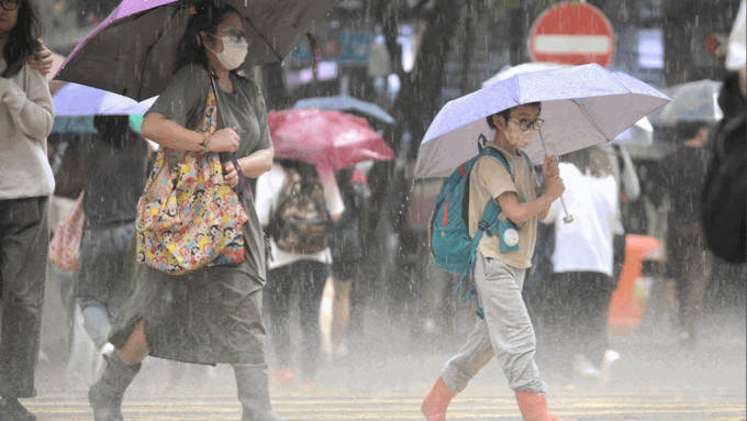 本港下午多处地区录得超过30毫米雨量。陈浩元摄
