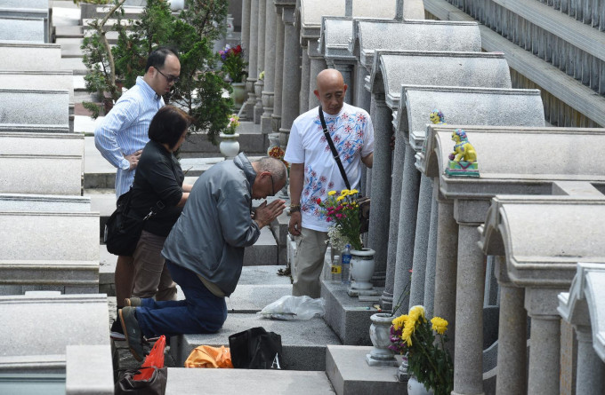 掃墓的市民都帶備鮮花或香燭冥鏹拜祭先人。