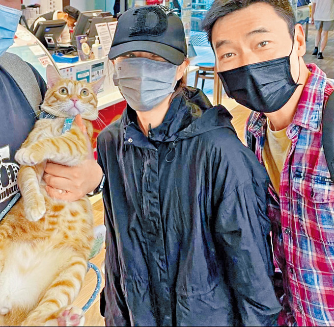 ■Sammi安仔行街遇到途人抱着猫猫，也忍不住上前逗玩。