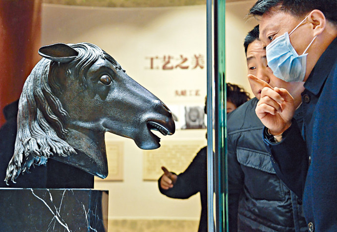 圆明园昨天展出马首铜像。