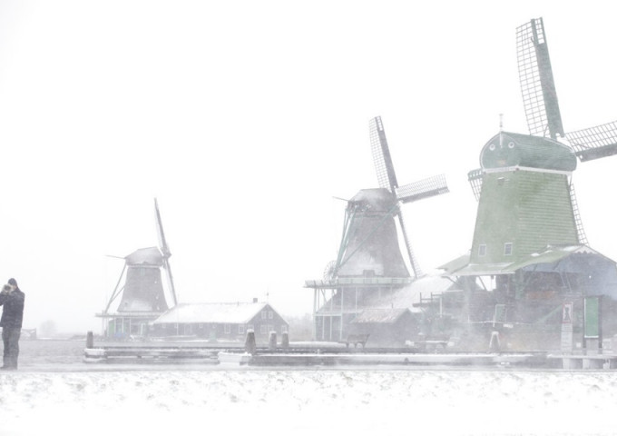 荷兰11年来首次遭暴风雪吹袭。AP图片