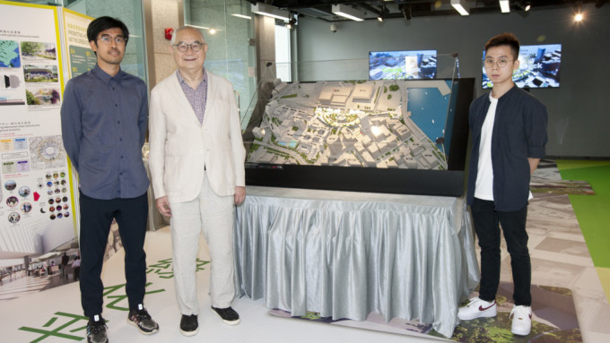 香港理工大學綠化平台項目總監雷震寰（左二）與團隊介紹綠化平台規劃，期望活化紅磡隧道收費廣場。