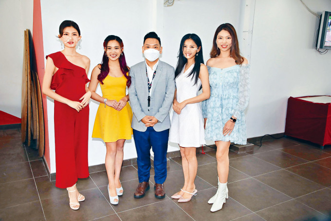 （左起）何雙妍、范莎莎、陳偉傑、高文君及張可盈現身介紹亞視新節目。