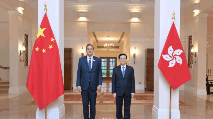 行政長官李家超（右）今日在禮賓府與訪問香港的泰國總理賽塔．他威信（左）會面。政府新聞處