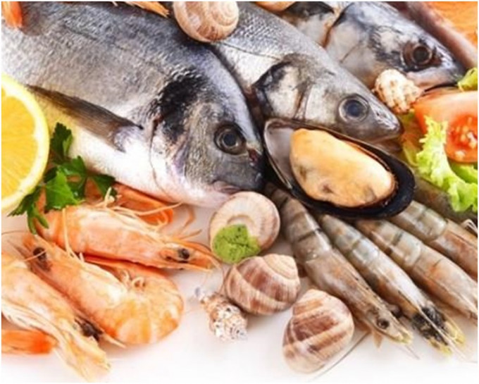 一家三口和親朋聚餐吃海鮮後疑似集體食物中毒。