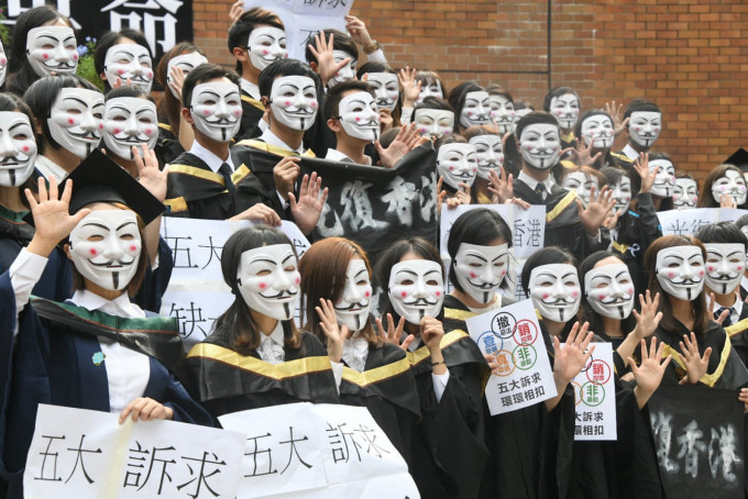 理大一批学生蒙面在校园抗议。