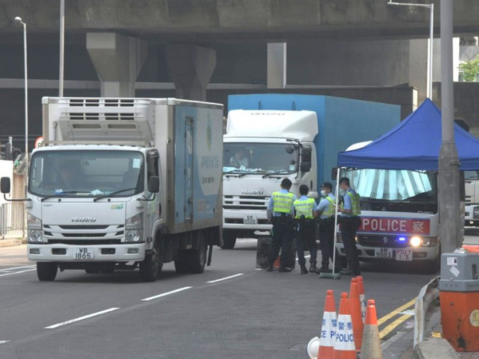 警方设置路障截查驶入卸货区的货车。梁国峰摄