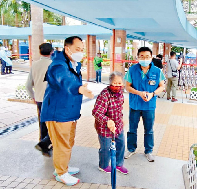 警察傳媒聯絡隊警長鍾敬威（左），上月底在天盛苑圍封行動中帶領老婦返家等候強檢。