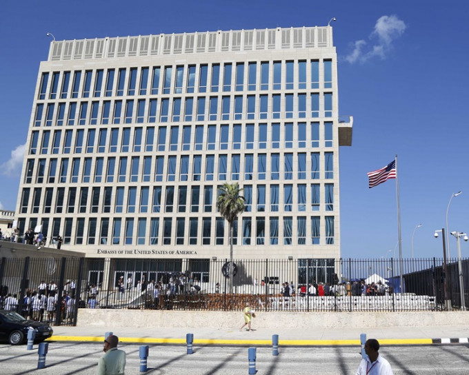 美國決定撤走大使館六成非必要人員。AP