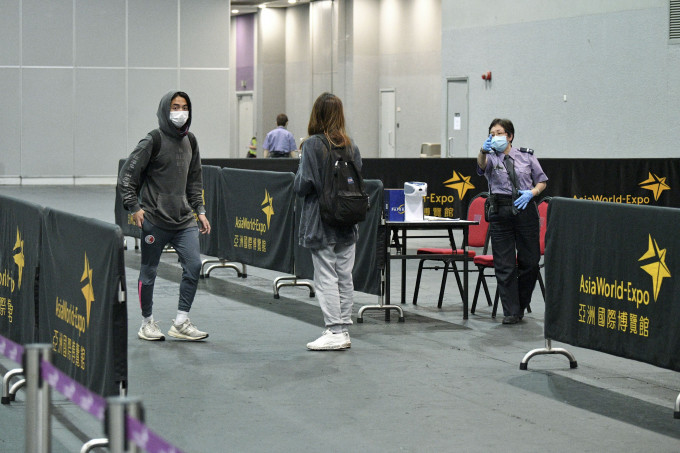 抵港人士在亞洲國際博覽館進行病毒檢測。 資料圖片