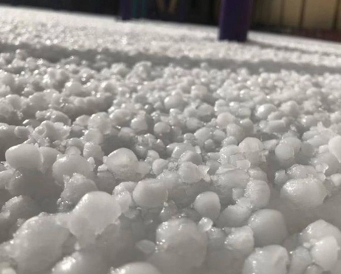 四川阿壩州紅原縣出現冰雹，當中最大直徑約15毫米。